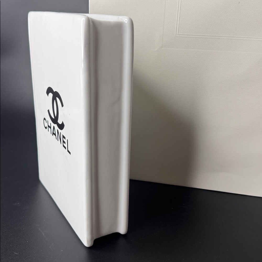 Luxury Black and White Book Vase - Picture 9 of 9